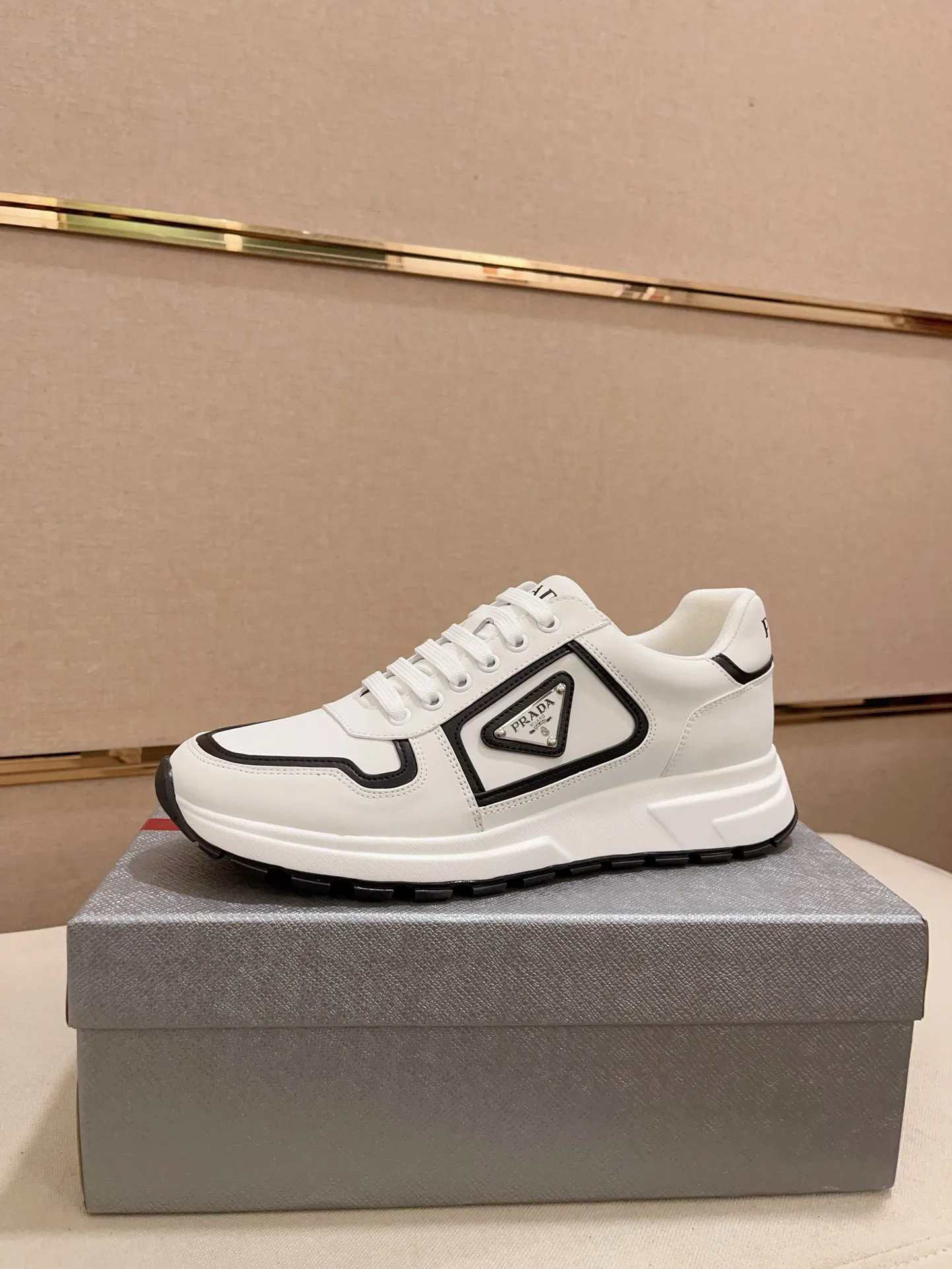 Men's shoes 💰 580 💰 (high version) new Prada (Prada) high-top counters are launched simultaneously, new men's shoes, 😘fabrics are selected from waterproof technical cloth. First layer cowhide lining. 👍🏿Original molded anti-slip rubber outsole, with exquisite lines, simple and elegant, comfortable and high-end for leisure travel. Number of yards: 38 to 44. (Can be customized for 45.46.)